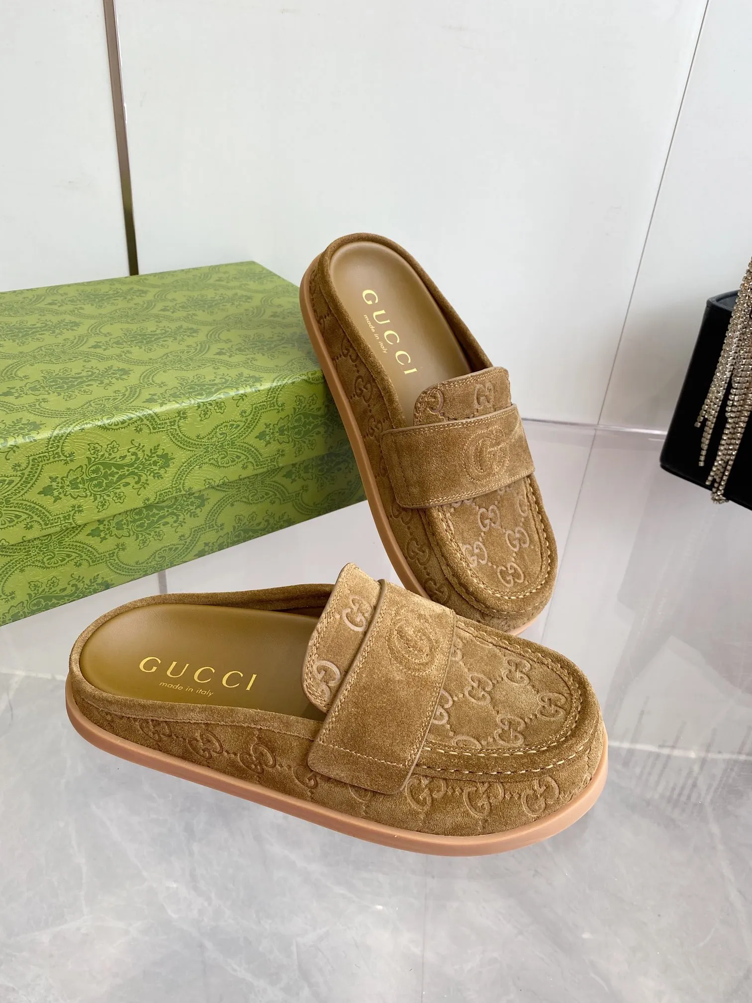 👟👟Ex-factory price 500👟👟 Gucci 2️⃣5️⃣ss new spring and summer retro large-toe bag-toe flip flops, Birkenstock flip-flops. When I first see this shoe, I feel it is inconspicuous. It is very simple without too many decorations, but it has a bit of retro flavor, cute and cute. It looks good with any combination! For those who have high requirements for foot feel, close your eyes and enter. Temperament retro round-toe furry shoes Upper: Cow suede, soft and waxy, with delicate texture ~ round-toe shoe shape, stiff and three-dimensional, not picky about foot shape or person Size: #35-40 (40 orders are not returnable)